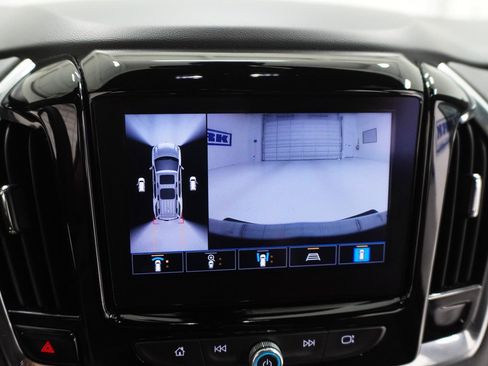 Used 2023 Chevrolet Traverse LT FWD image 18