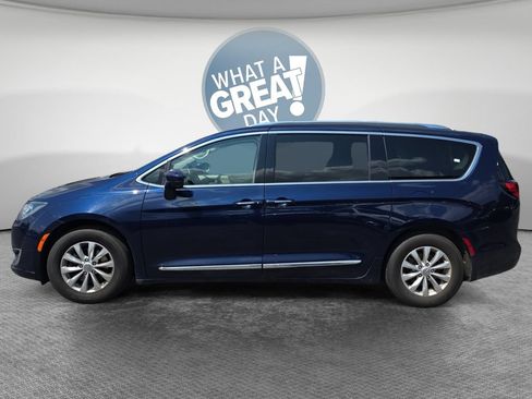 Used 2018 Chrysler Pacifica Touring-L FWD image 7