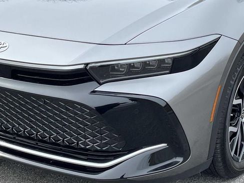 Used 2023 Toyota Crown Limited image 10