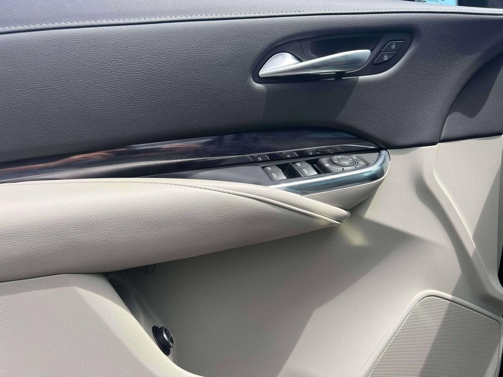 Used 2023 Cadillac XT4 Luxury w/ Cold Weather Package FWD image 16