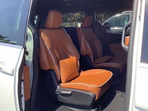 Used 2024 Chrysler Pacifica Pinnacle image 37