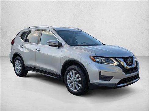 Used 2018 Nissan Rogue SV image 3