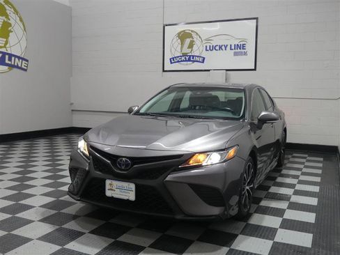 Used 2020 Toyota Camry SE w/ Sunroof Package image 4