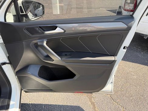 Used 2022 Volkswagen Tiguan SE w/ Panoramic Sunroof Package FWD image 34