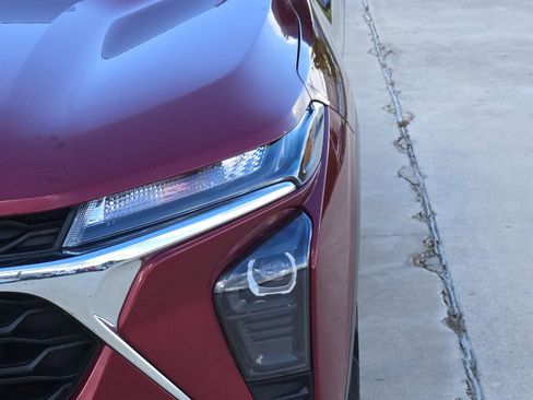 Used 2025 Chevrolet Trax LS FWD image 11