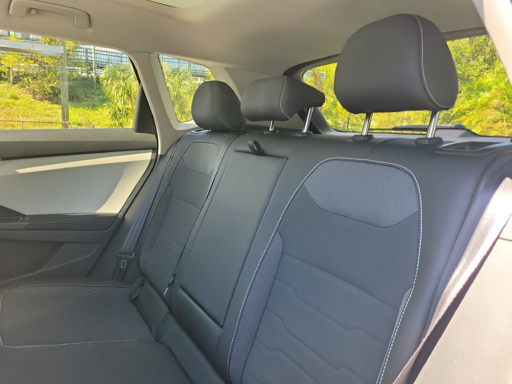 Used 2025 Volkswagen Taos SE w/ Panoramic Sunroof Package FWD image 10