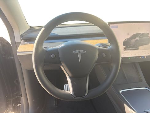 Used 2023 Tesla Model Y Performance image 3