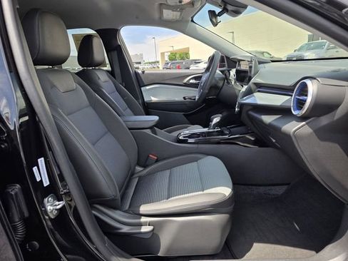 Used 2025 Chevrolet Trax LT FWD image 26