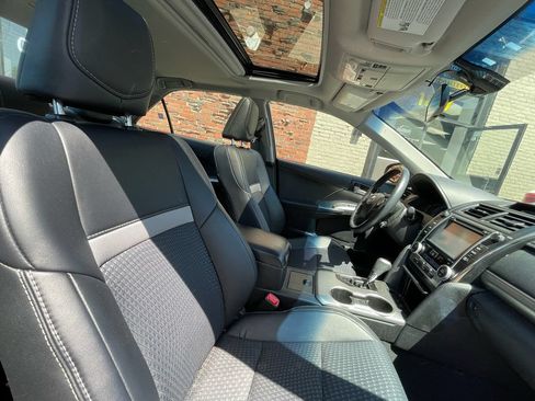 Used 2014 Toyota Camry SE w/ Moonroof Package FWD image 18