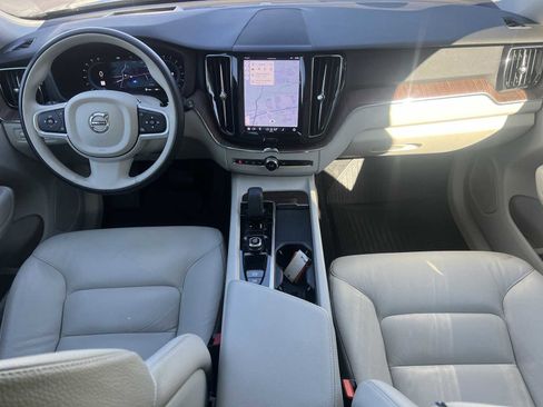 Used 2022 Volvo XC60 B5 Momentum w/ Advanced Package image 5