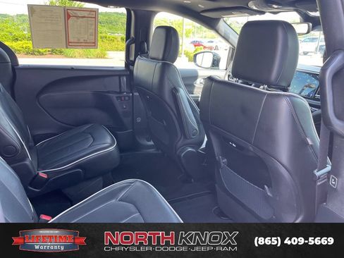 Used 2025 Chrysler Pacifica Limited FWD image 26