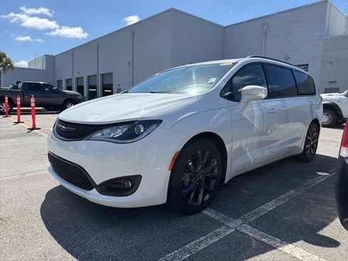 Used 2018 Chrysler Pacifica Touring-L Plus image 2