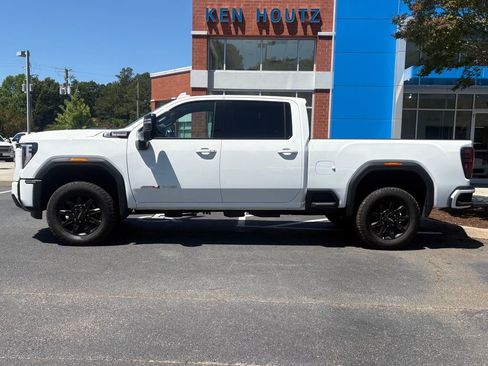 Used 2025 GMC Sierra 2500 AT4 AWD/4WD image 2