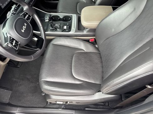 Used 2025 Kia Carnival image 11