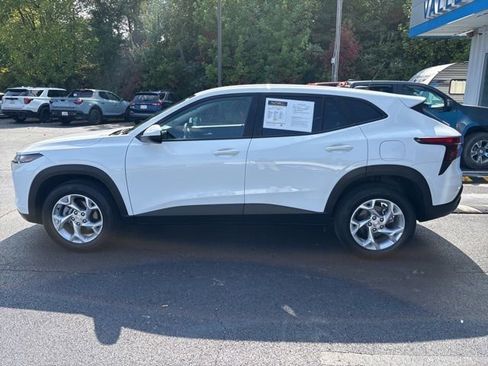 Used 2024 Chevrolet Trax LS w/ LS Convenience Package image 7