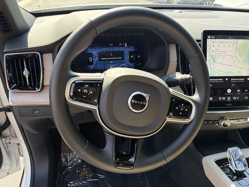 Used 2025 Volvo XC90 B5 Plus w/ Protection Package Premier AWD/4WD image 18