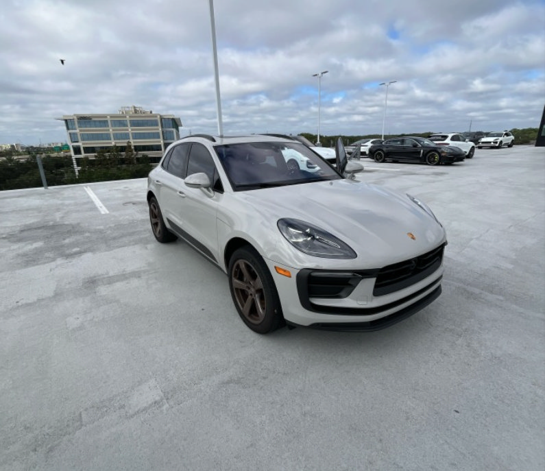 Certified 2023 Porsche Macan AWD/4WD image 3