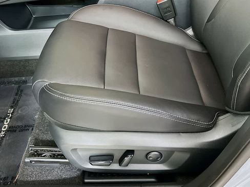 Used 2024 Nissan Rogue SL image 31