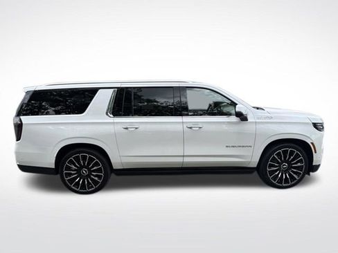 Used 2025 Chevrolet Suburban High Country AWD/4WD image 11