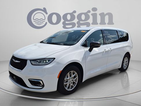 Used 2025 Chrysler Pacifica Select FWD image 1