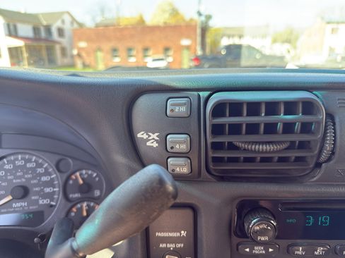 Used 2002 Chevrolet S10 Pickup LS w/ LS Preferred Equipment Group image 19