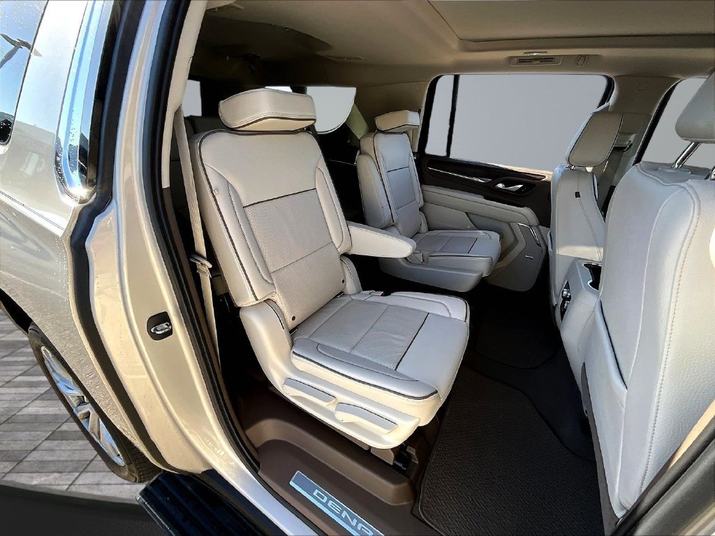 Used 2021 GMC Yukon XL Denali w/ Denali Premium Package AWD/4WD image 27