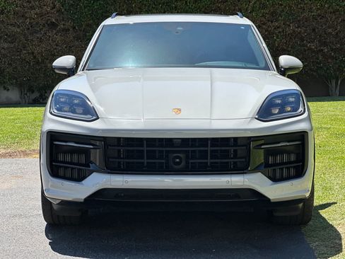 Certified 2025 Porsche Cayenne GTS AWD/4WD image 11