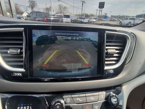 Used 2024 Chrysler Pacifica Touring-L image 18