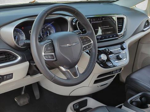 Used 2023 Chrysler Pacifica Touring-L image 9