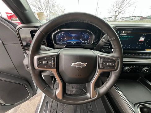 Used 2024 Chevrolet Silverado 2500 ZR2 w/ Technology Package image 39