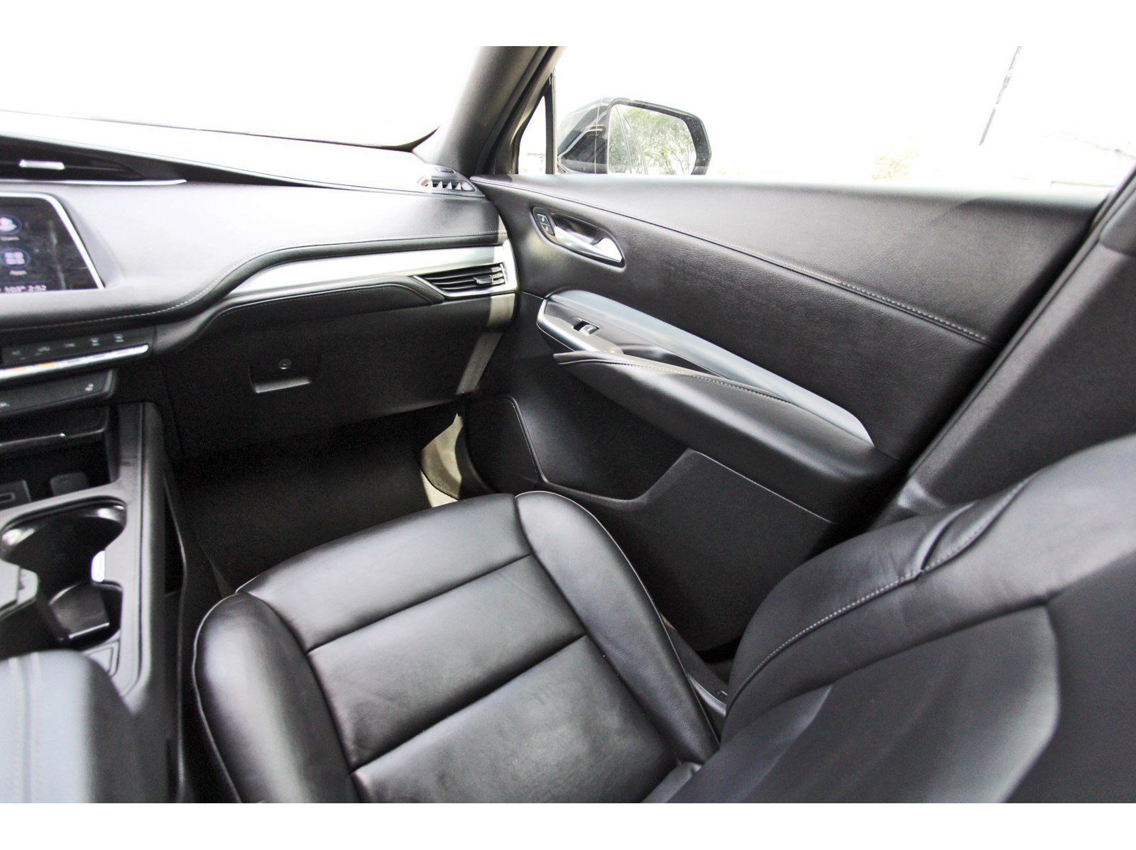Used 2022 Cadillac XT4 Premium Luxury w/ Enhanced Visibility Package FWD image 11