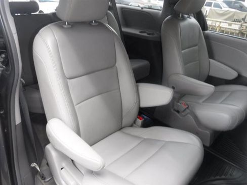 Used 2017 Toyota Sienna AWD image 31