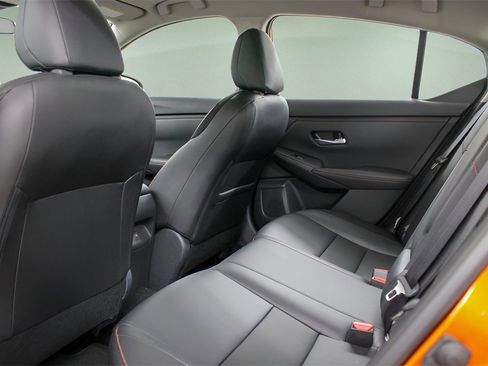 Used 2025 Nissan Sentra SR w/ SR Premium Package image 19