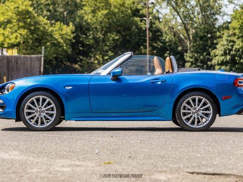 Used 2017 FIAT 124 Spider Lusso RWD image 3