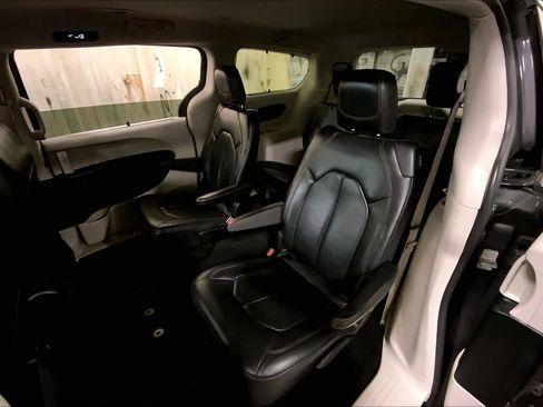 Used 2018 Chrysler Pacifica Touring-L image 20
