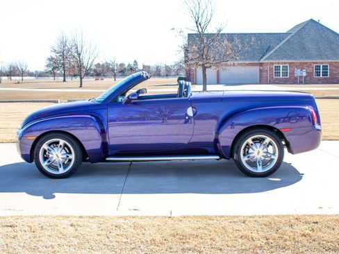 Used 2004 Chevrolet SSR w/ Preferred Equipment Group image 5