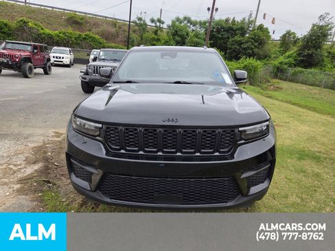 Used 2025 Jeep Grand Cherokee Altitude AWD/4WD image 21