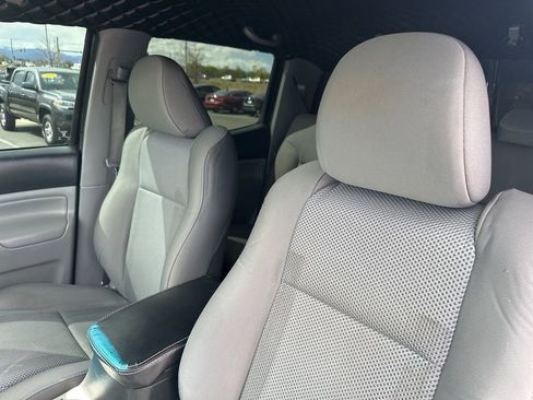 Used 2014 Toyota Tacoma w/ TRD Off-Road Package image 17