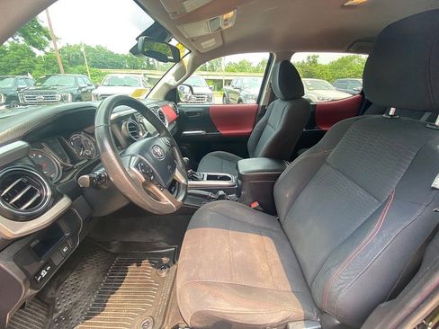 Used 2018 Toyota Tacoma SR5 AWD/4WD image 22