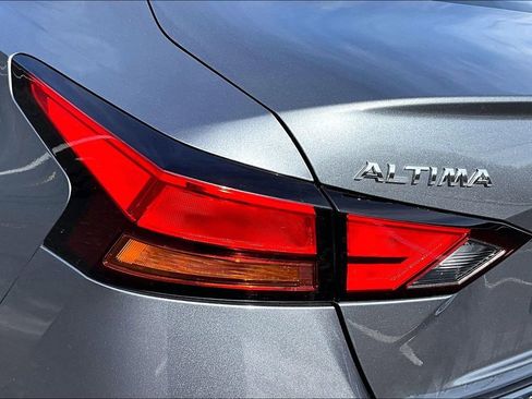 Used 2021 Nissan Altima 2.5 SR w/ SR Premium Package image 21