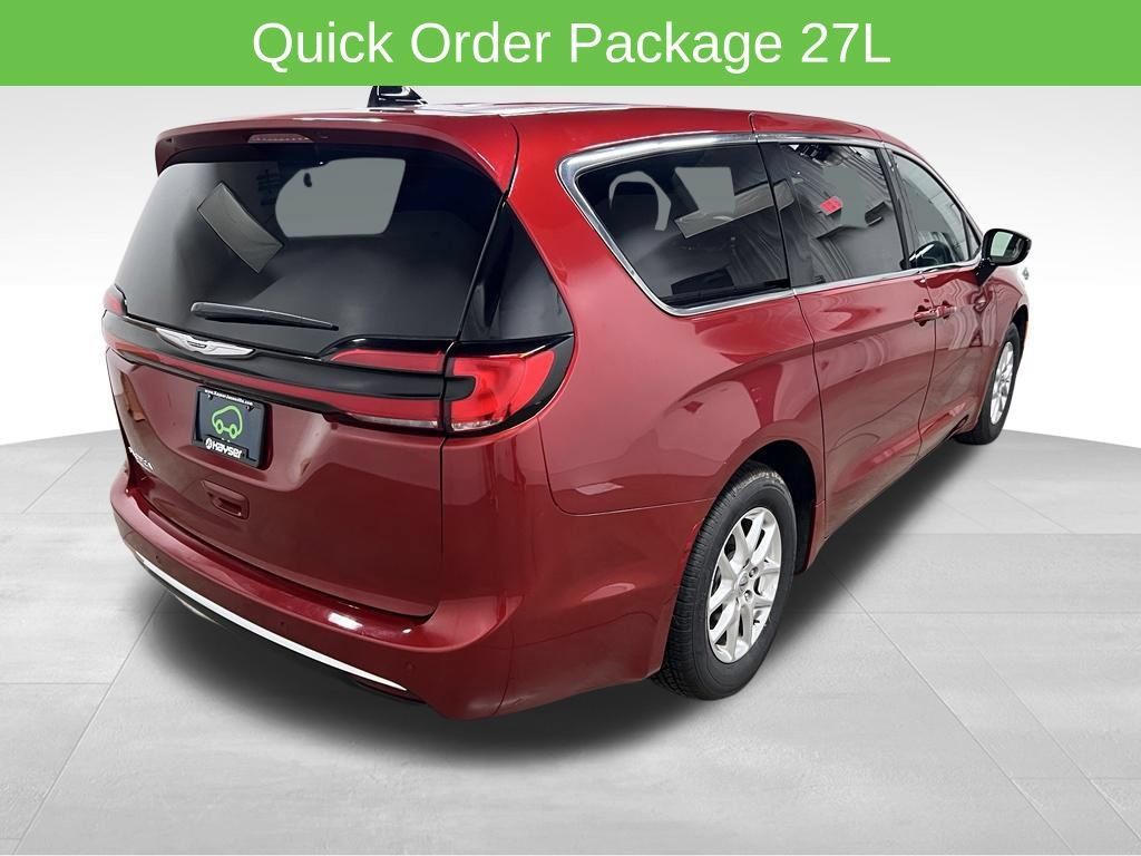 Used 2025 Chrysler Pacifica Select FWD image 7