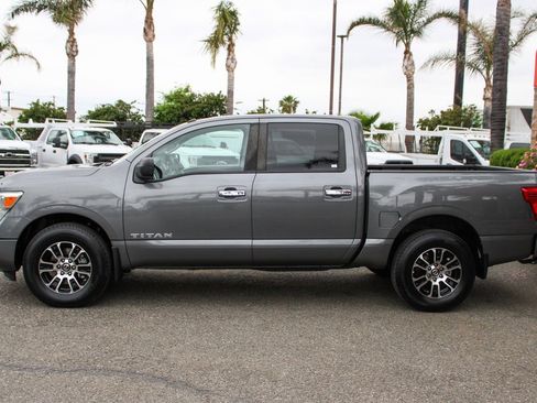 Used 2021 Nissan Titan SV w/ SV Convenience Package image 5