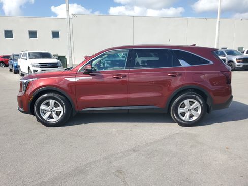 Used 2024 Kia Sorento LX image 8