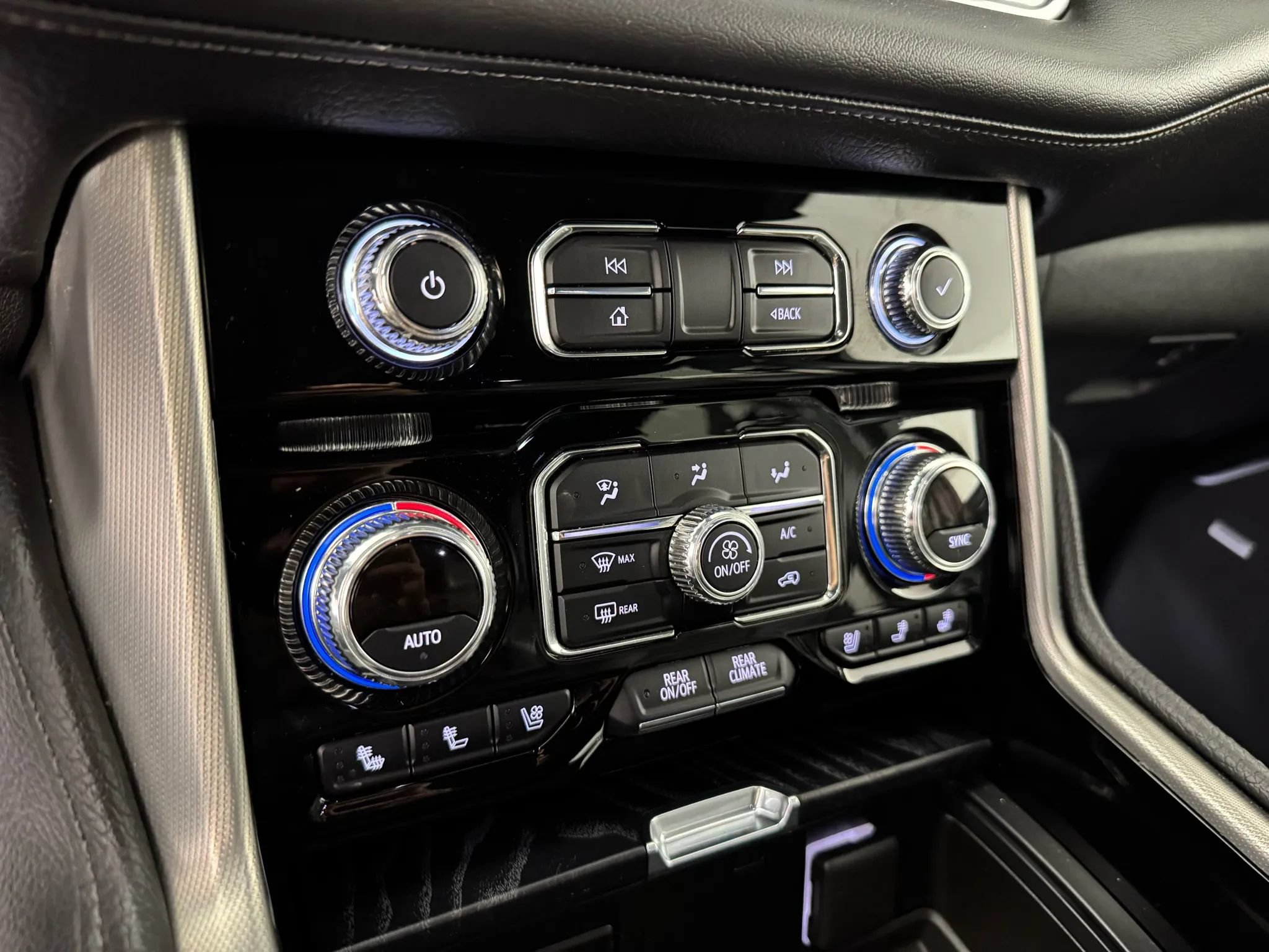 Used 2022 GMC Yukon Denali w/ Advanced Technology Package AWD/4WD image 27