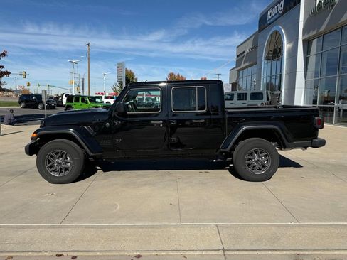New 2025 Jeep Gladiator Sport image 11