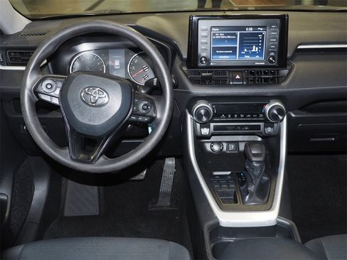 Used 2021 Toyota RAV4 LE image 9