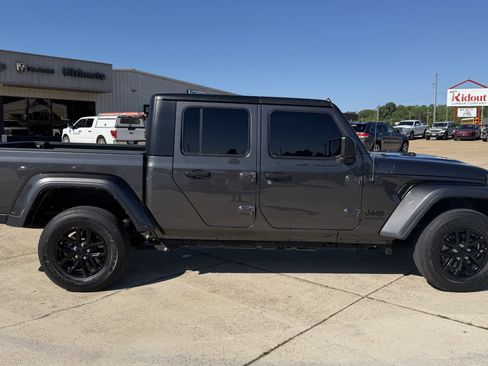 Used 2023 Jeep Gladiator Sport AWD/4WD image 11