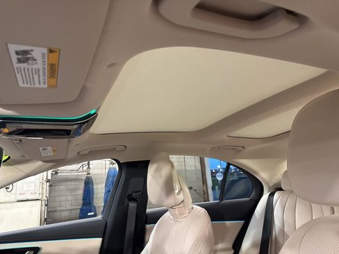 Used 2025 Mercedes-Benz E 350 4MATIC Sedan image 21