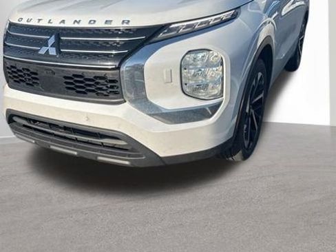 Used 2022 Mitsubishi Outlander ES image 1