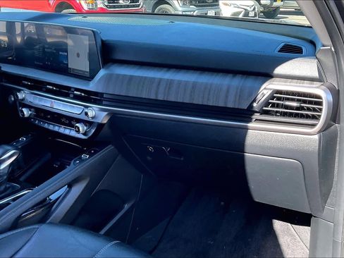 Used 2024 Kia Telluride EX w/ EX Captain's Chair Package image 19